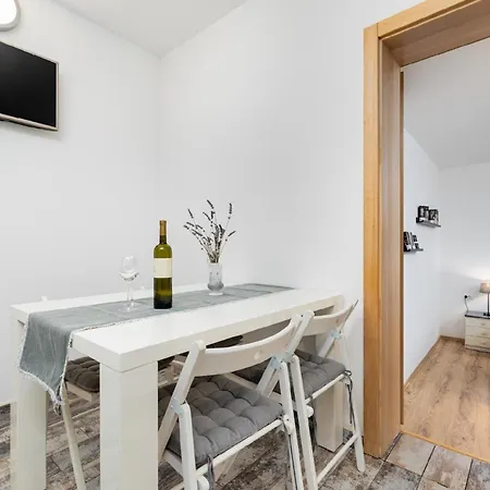 Apartman Fuer 4 Personen Ca 55 Qm In Njivice, Kvarner Bucht Krk Njivice